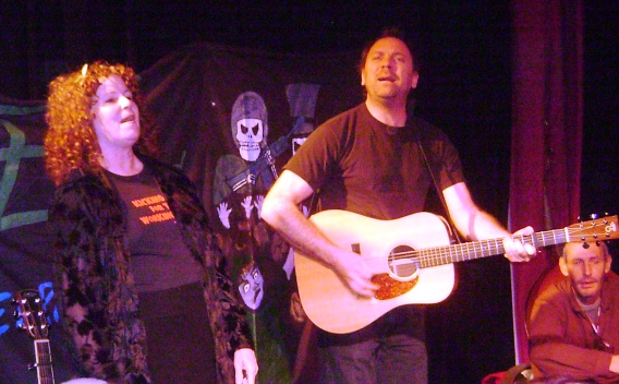 Anne Feeney og David Rovics 13. december 2009